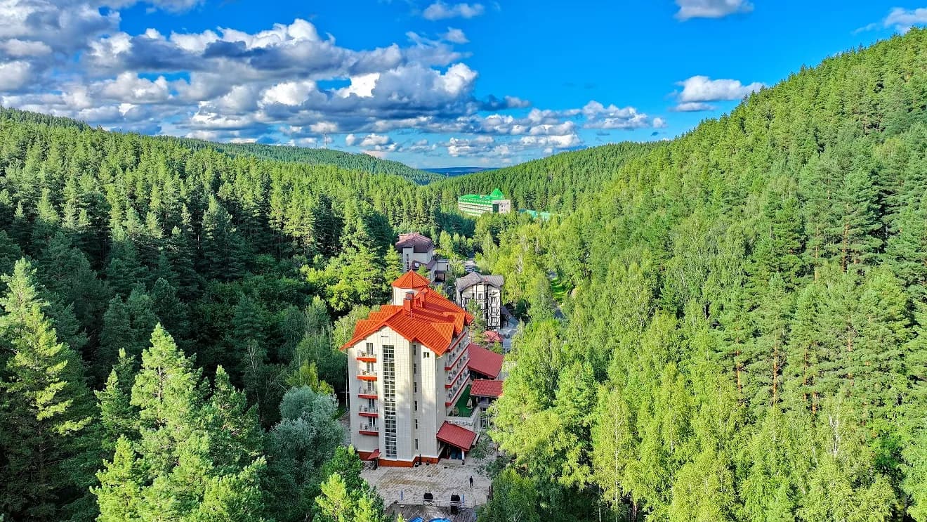 На камушках